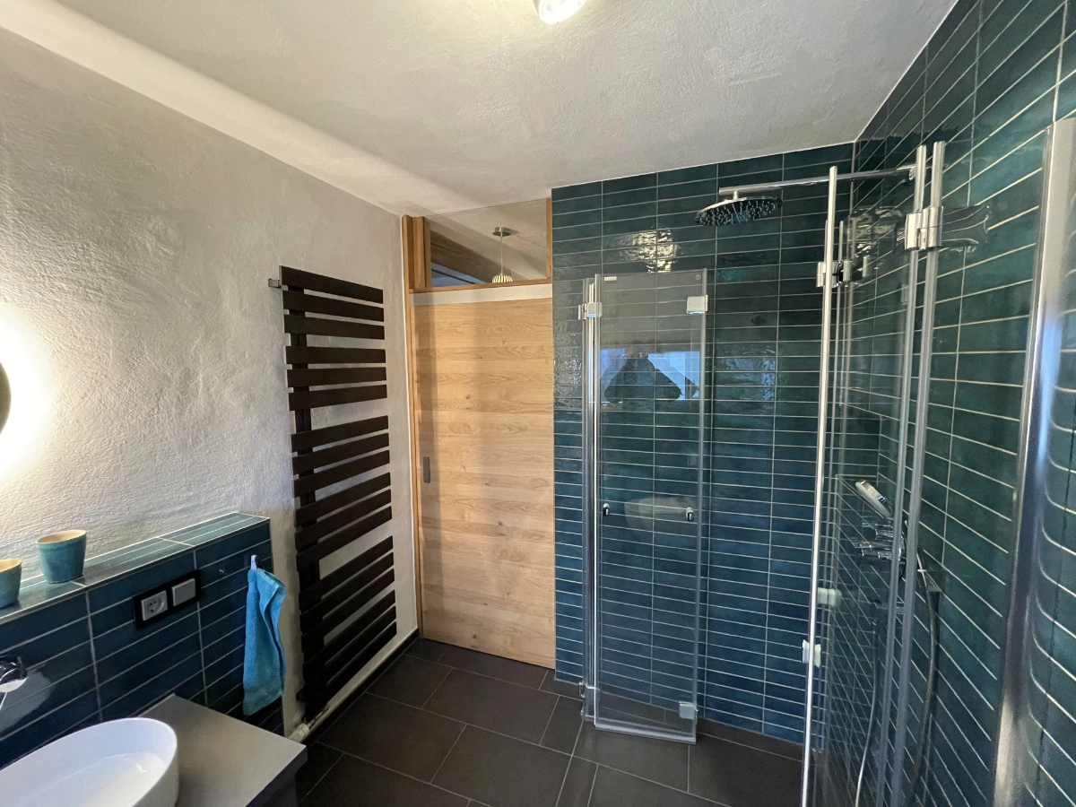 Kleines Bad mit bodenebener Dusche und modernem Fliesendesign