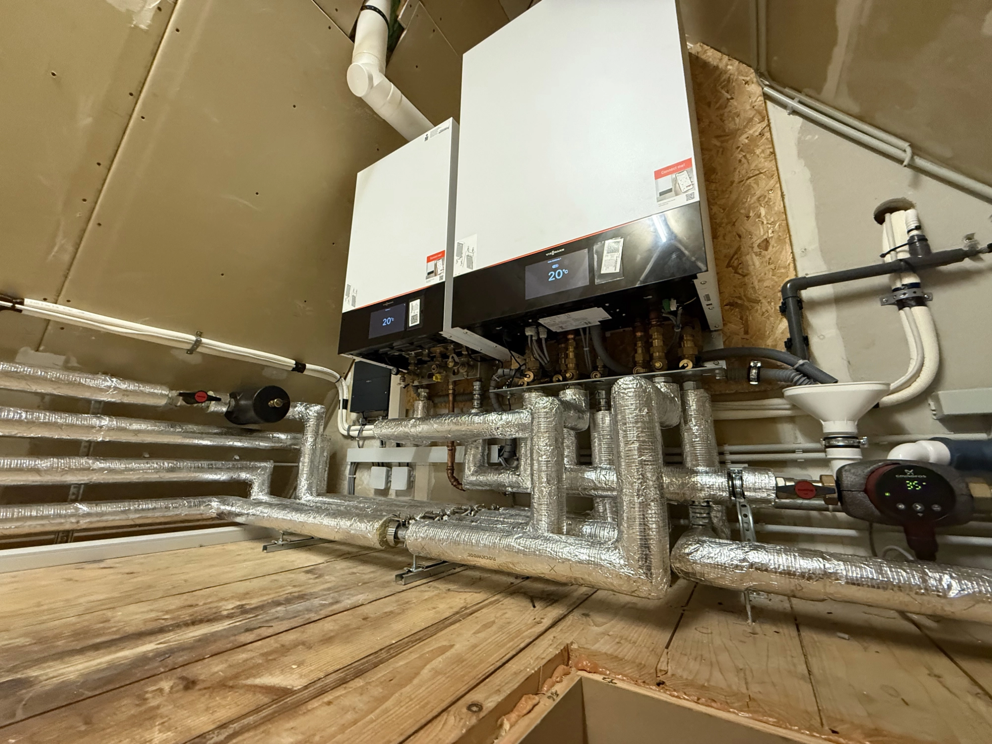 Hybrid-Heizungsanlage als Dachzentrale mit Wärmepumpe