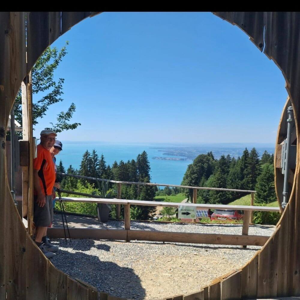 Foto des runden Eingangstors der Arche mit Blick auf den Bodensee