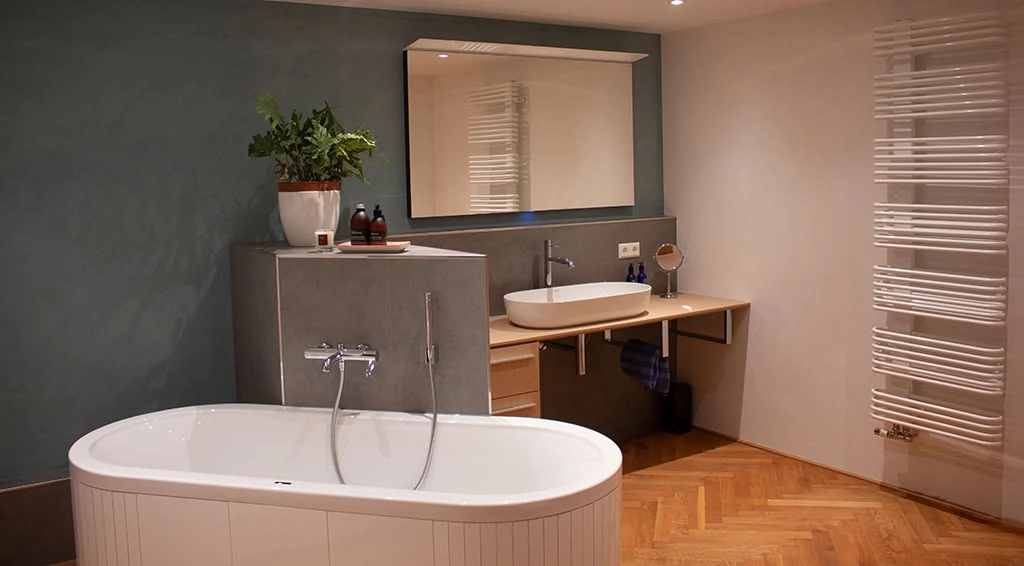 Modernes Familienbad mit freistehender Badewanne